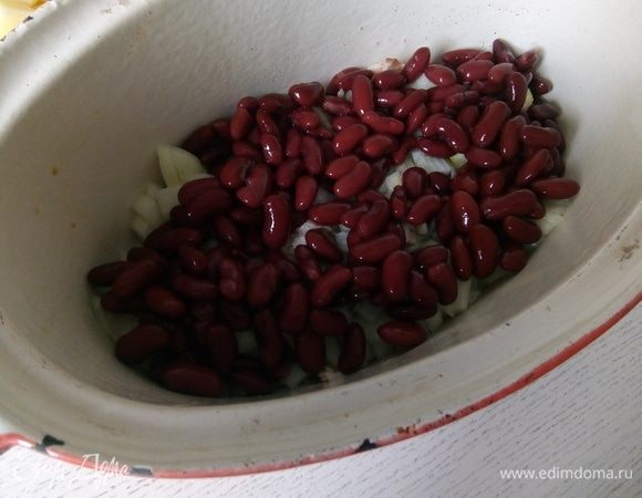 Фасоль: откроем банку (можно две банки) консервированной красной фасоли «Фрау Марта», сливаем жидкость и выкладываем сверху на лук.