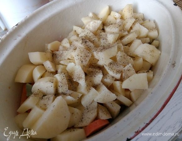 Картофель очищаем от кожуры, моем, режем на кубики. Посыпаем солью и перцем, перемешиваем и раскладываем сверху.