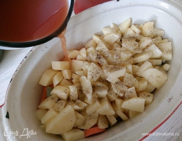 Томатную пасту разводим в воде примерно 600 мл и выливаем в форму. Если будут есть только взрослые, можно влить 100 мл сухого белого вина.