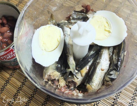 Добавляем шпроты и яйца. Измельчаем.