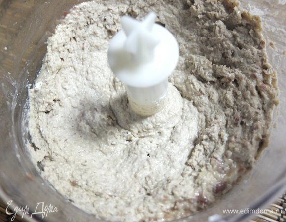 Добавляем творожный сыр и снова измельчаем. Паштет готов.