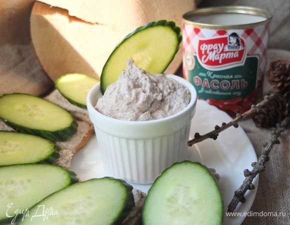 Выкладываем паштет на ломтики черного хлеба, накрываем кусочками свежего огурца.