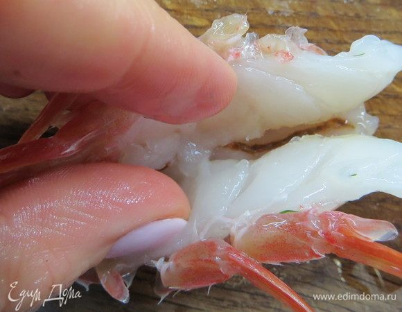 Сначала подготовим лангустины. Отделить голову от туловища, обрезать ножки (по желанию), сделать продольный надрез вдоль туловища и удалить пищеварительную трубку.