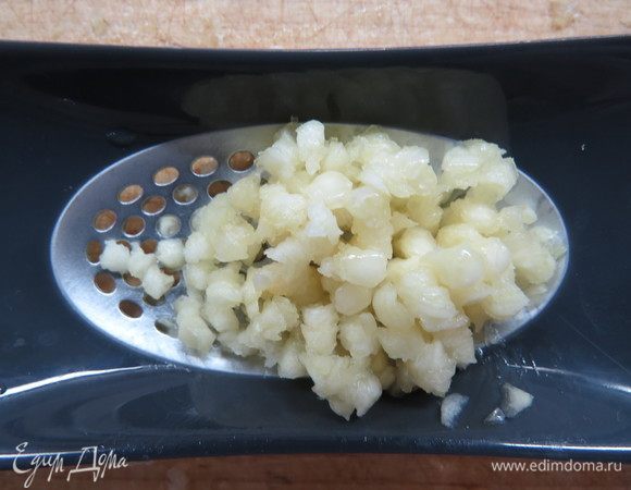 Готовим маринад. Чеснок режем мелкими кубиками.