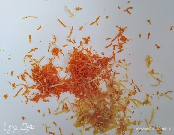 Апельсин и лимон хорошо вымыть щеткой. Цедру (только яркую часть) натереть на терке.