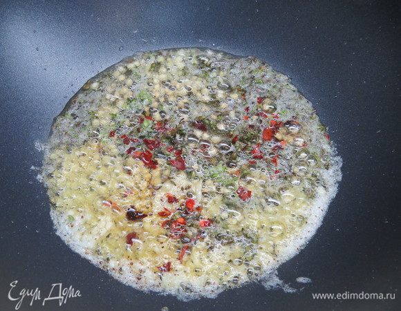 В сковороде разогреваем оливковое и сливочное масло, добавляем нарезанный чеснок. Туда же добавляем свежий тимьян (счищаем листики с веточек) и 2 вида перца.