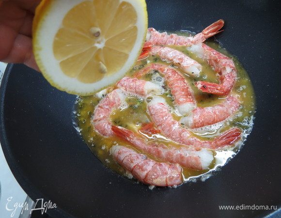 Как только чеснок и тимьян дадут свой божественный аромат, вливаем вино, ждем минутку-другую, чтобы спирт испарился, а от вина остался только аромат. Добавляем сок из 1/4 лимона и закладываем в маринад лангустины.