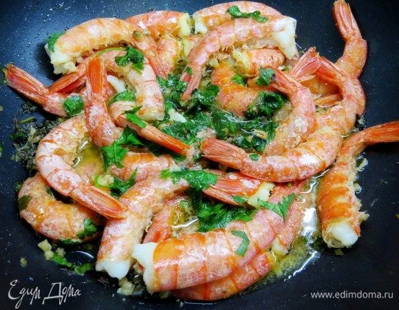 Сверху посыпаем мелко нарезанной зеленью (петрушка или укроп). Закрываем крышкой и даем потомиться буквально 2–3 минуты. Если оставить дольше, то мясо лангустинов будет мягким, но тоже очень вкусным.