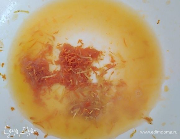 Из апельсина выжать сок. Из лимона понадобится только 1 столовая ложка сока. Добавить к цедре сок, мед и растительное масло, перемешать.