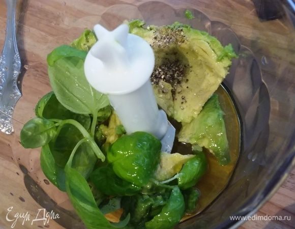 Для соуса из авокадо нужно освободить его от кожицы и ядра, сложить мякоть в блендер с остальными ингредиентами и взбить до однородной консистенции. Поставить вариться спагетти.