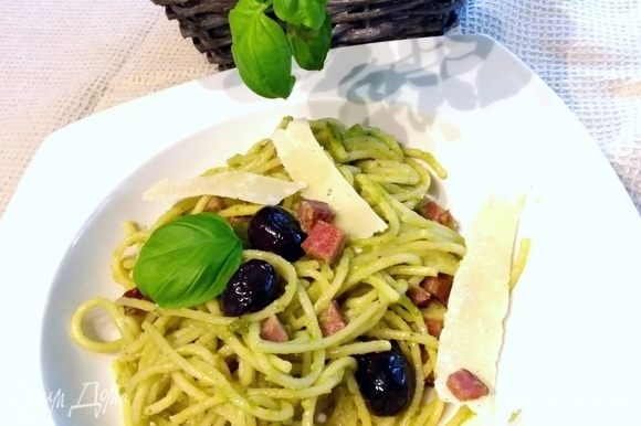 При подаче выложить спагетти в тарелку, украсить маслинами, натертым пармезаном или как у меня пластинами и листиками базилика. Приятного!