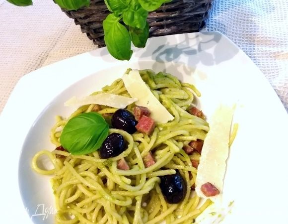 При подаче выложить спагетти в тарелку, украсить маслинами, натертым пармезаном или как у меня пластинами и листиками базилика. Приятного!