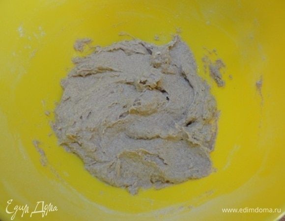 Для опары смешать оба вида муки. Добавить дрожжи и смешать их с мукой. Влить смесь теплой воды и кефира. Замесить тесто. Накрыть пленкой или крышкой. Оставить в холодильнике на сутки.