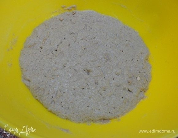 Опара через сутки. Подошедшую опару перед замесом теста выдержать при комнатной температуре 1 час.