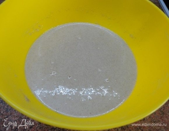 Затем добавить масло и вылить в опару вместе с оставшейся водой.