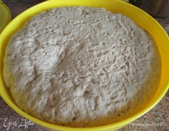 Смешать два вида муки с солью, растертым в ступке тмином и добавить к жидкости. Хорошо вымесить тесто. Оно мягкое, слегка липнет к рукам, но хорошо отстает от стенок посуды и собирается в ком. Оставить в теплом месте для подъема примерно на 1 час. Так тесто выглядит после подъема. Масса теста равна примерно 1650 г. Можно подошедшее тесто разделить на 4 части, сформовать булки, выложить на лист и оставить подходить. Я выпекала в трех формах (400, 400 и 800 г).