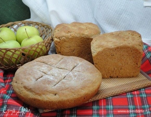 Выпекать первые 10–15 минут с паром при температуре 230°C. У меня такой функции в плите нет, и просто ставлю на дно духовки металлическую миску с кипятком. Затем убираю и снижаю температуру до 180°C, и выпекать еще 10 минут. Я время выпечки увеличила на 20 минут. Словом, вы знаете свою родную духовочку лучше)