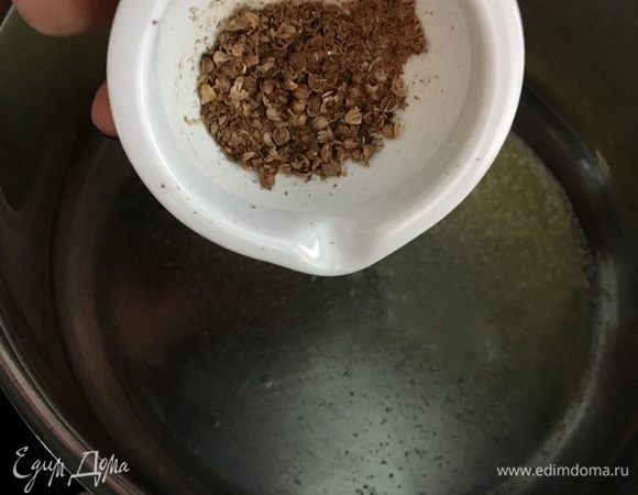 Прямо в кастрюльке, в которой будем отваривать булгур, разогреть оливковое масло и немного сливочного. Булгур любит сливочное масло! В масло отправить перемолотые специи.