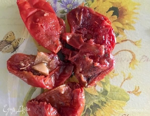 Пока булгур варится, нарежем небольшими кусочками вяленые помидорки. У меня собственные заготовки еще есть в закромах.