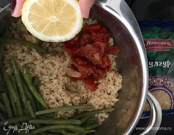 Через 15–17 мин пряный булгур готов. Отправим к нему порубленные помидорки и фасоль.