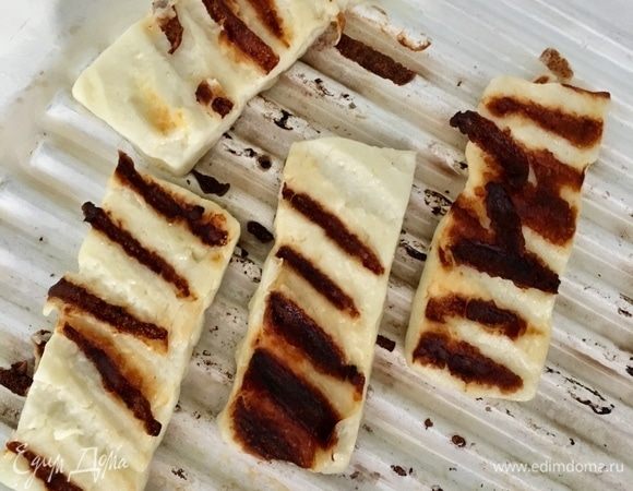 Сковороду-гриль разогреть хорошенько и обжарить на ней сыр по пару минут для образования чудных полосочек-гриль! Мне очень нравится просто аромат дымка благодаря сковороде-гриль!