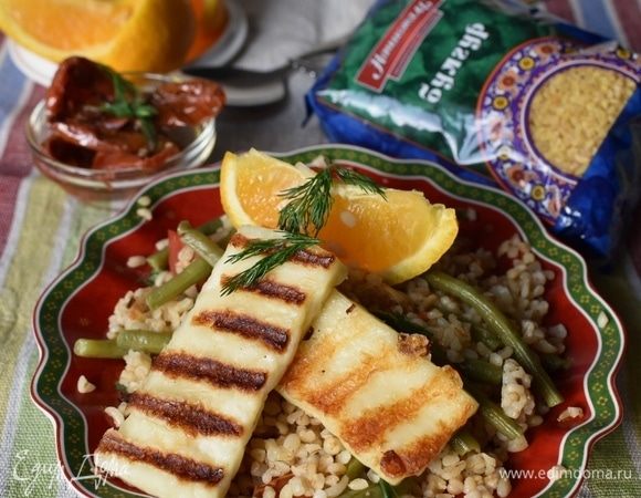 Можно подавать салат! Ароматный и душистый булгур с овощами! Жареный сыр-гриль с легким ароматом дымка! Долька апельсина и любая свежая зелень для совсем пряной и более колоритной нотки! Очень вкусно получилось, сытно, полезно и довольно необычно! Как вы считаете?