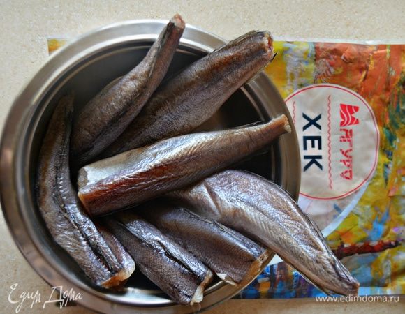 Для этого разморозьте тушки хека ТМ «Магуро» на нижней полке холодильника, ополосните холодной водой и просушите с помощью бумажных полотенец.