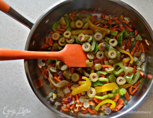 В сотейнике на оливковом масле слега обжарьте лук, добавьте морковь и потушите в течение 5 мин. Затем — болгарский перец и нарезанные колечками оливки (у меня используются оливки с лимоном), приправьте солью, перцем, добавьте рубленый чеснок, прованские травы и протушите еще в течение 5 мин.
