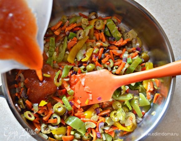 После чего влейте томатный соус (его можно заменить на пару ложек томатной пасты, разведенной кипяченой водой), перемешайте и дайте прокипеть 3 мин., доведя огонь до минимума.