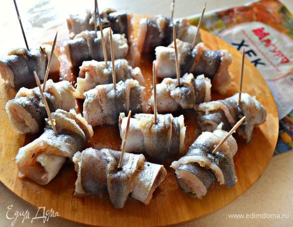 Из рыбы скрутить рулетики, закрепить зубочисткой, чтобы они не развалились.