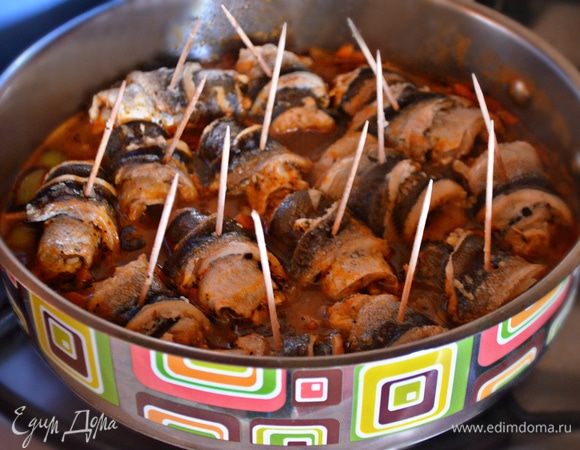 На овощную подушку выложите рулетики из хека, закройте сотейник крышкой и тушите на слабом огне в течение 25–30 мин.