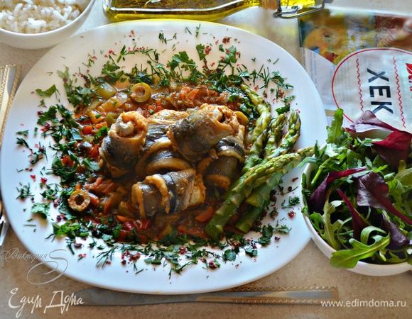 Подавайте рулеты из хека вместе с овощным соусом, обильно посыпав рубленой зеленью. В качестве гарнира хорошо подойдет бланшированная зеленая спаржа, зелень и отварной рис.