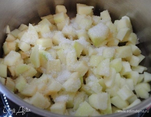 Яблоки очистить от кожицы и семян и нарезать кубиками. Всыпать 1 ст. ложку сахара и поставить на медленный огонь. Яблоки пустят сок. Готовить до той степени мягкости, которая вас устраивает. Я не сильно разваривала. Готовые яблоки измельчить блендером в пюре (без фанатизма, маленькие кусочки приветствуются). Даю вес в граммах, т.к яблоки в штуках — понятие очень уж неопределенное.