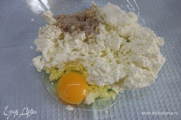 Творог желательно брать сухой, добавить сметану, 1 некрупное яйцо, 1 ст. л. сахара, ванильный сахар, соль. Смешать блендером.