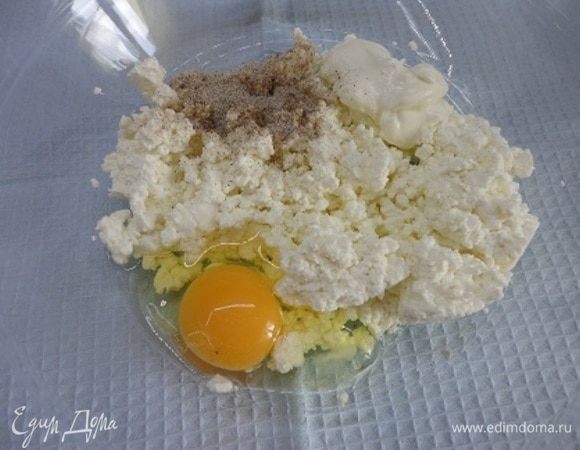 Творог желательно брать сухой, добавить сметану, 1 некрупное яйцо, 1 ст. л. сахара, ванильный сахар, соль. Смешать блендером.