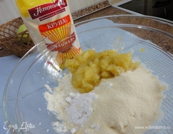 К творожной массе добавить манную крупу ТМ «Националь», крахмал, разрыхлитель и яблочное пюре. Перемешать ложкой. Дальше без фотографий — села батарейка на фотоаппарате. Овсяные хлопья я измельчила слегка в блендере. В следующий раз измельчу еще сильнее. Полную столовую ложку массы панируем в хлопьях, выкладываем на противень с пекарской бумагой и выпекаем 25–30 минут при температуре 180°C.