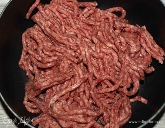 Говяжий фарш можно взять готовый, можно приготовить самим. Идеально подойдет мраморная говядина. Фарш будет сочным. В разогретый сотейник выкладываем фарш и обжариваем на сухой сковороде 15 минут.