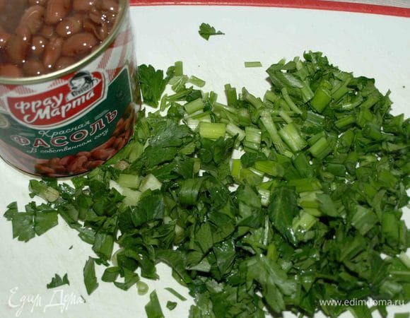 Зеленый лук и петрушку мелко рубим. Открываем банку фасоли в собственном соку ТМ «Фрау Марта», сливаем жидкость.