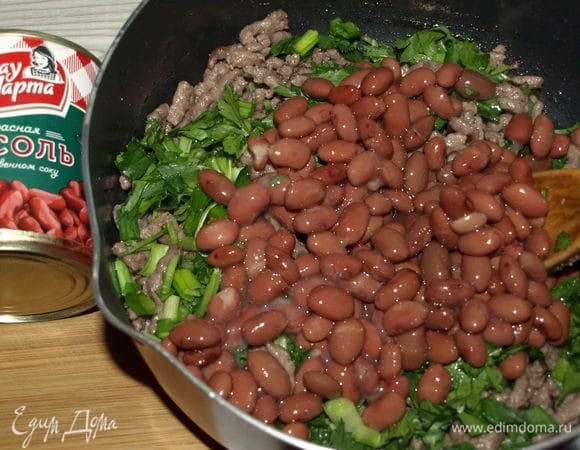 Добавляем фасоль ТМ «Фрау Марта». Перемешиваем и томим 5 минут.