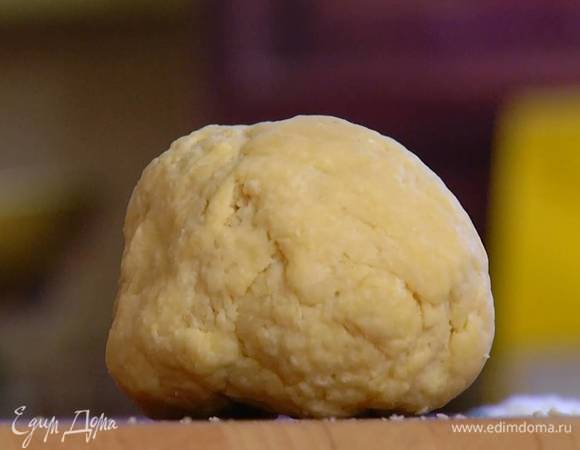 Приготовить тесто: муку просеять в чашу комбайна, добавить соль, яйца, яичные желтки и вымешать все насадкой для теста, затем вымесить немного руками.