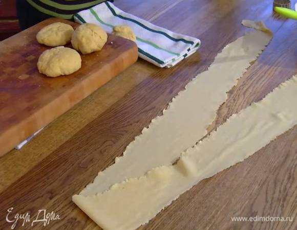 Сформировать из теста несколько небольших шариков и раскатать их в очень тонкие пласты (можно использовать машинку для теста).