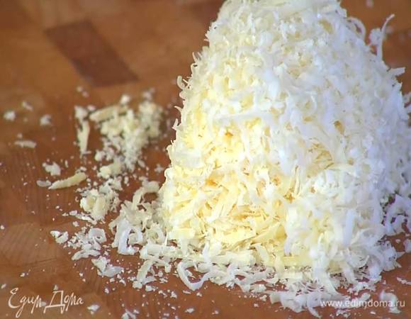 Весь сыр натереть на мелкой терке.