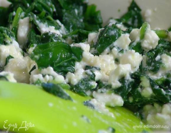 Творог размять вилкой, добавить 2‒3 ст. ложки натертого сыра, яйцо, посолить, поперчить, затем добавить шпинат и все перемешать.