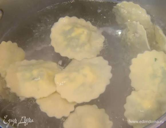 Отварить равиоли в кипящей подсоленной воде, разложить при помощи шумовки на тарелки, полить шалфейным соусом, посыпать оставшимся натертым сыром.<br />