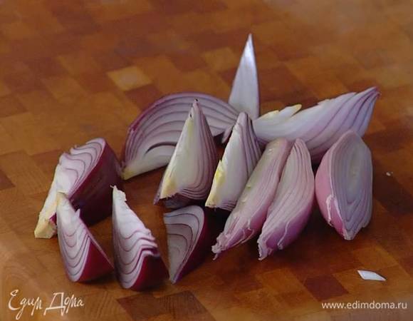 Весь лук почистить и нарезать дольками.