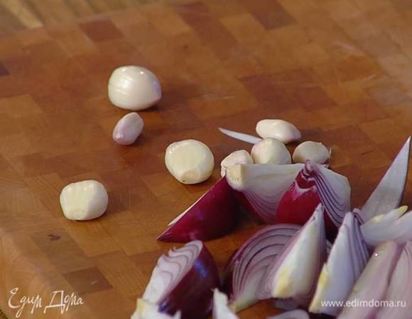 Чеснок почистить.