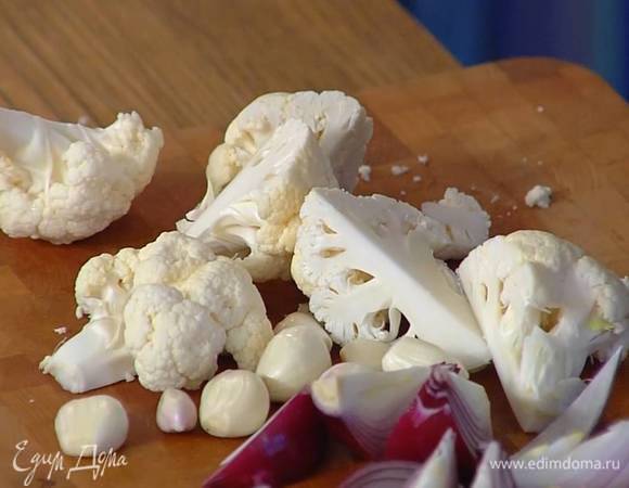 Цветную капусту разрезать на небольшие соцветия.