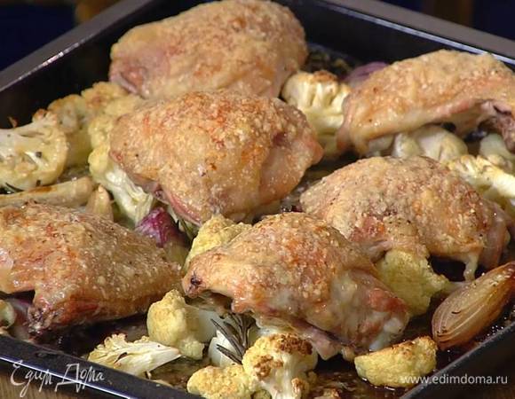 Сыр натереть на мелкой терке, посыпать им курицу и овощи и запекать еще 5‒10 минут до готовности.