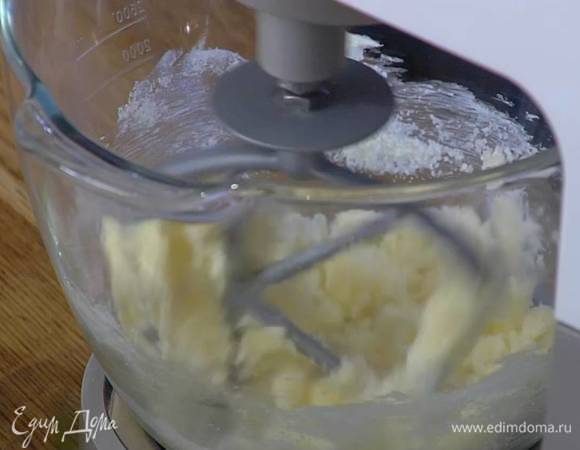 Соединить в чаше комбайна 125 г предварительно размягченного сливочного масла с сахаром и вымешать на небольшой скорости, затем, продолжая вымешивать, добавить сметану и яйцо.