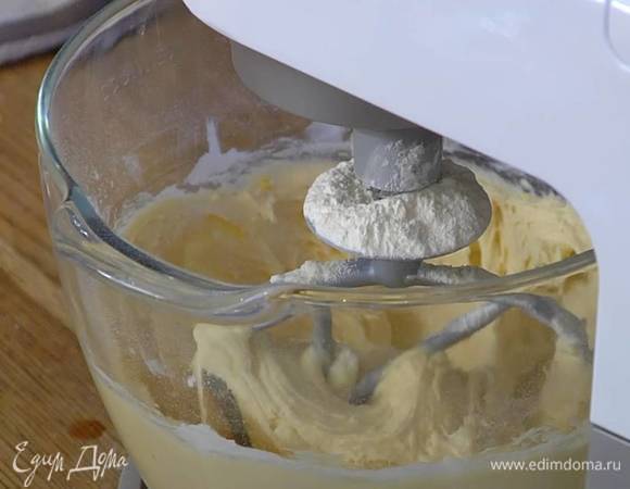 Муку перемешать с разрыхлителем и, не прекращая вымешивать, всыпать половину в чашу комбайна, затем добавить соль и второе яйцо.